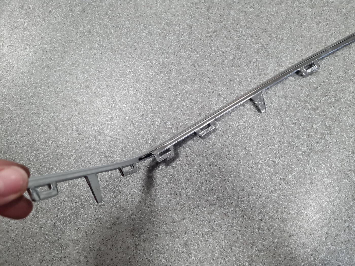 Priekšējā režģa hromēta uzlika priekš VW CADDY 2010-2015 2 Priekšējā režģa hromēta uzlika priekš VW CADDY 2010-2015