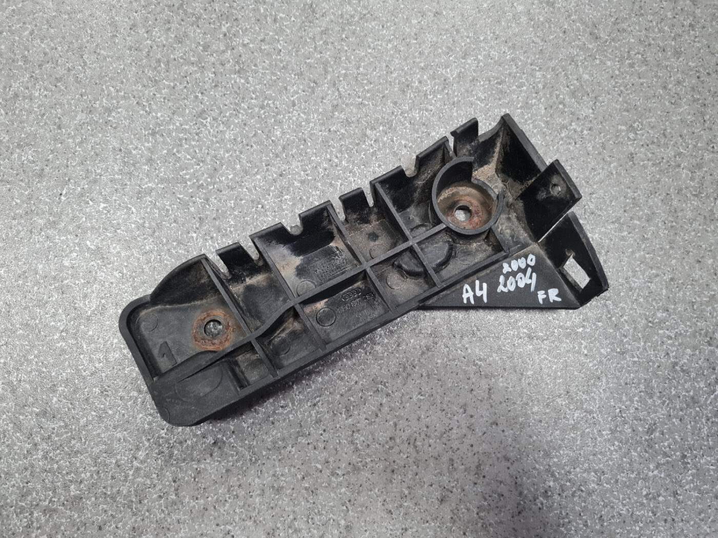 Priekšēja bufera kronšteins priekš AUDI A4 2001 SEDAN 2 Priekšēja bufera kronšteins priekš AUDI A4 2001 SEDAN