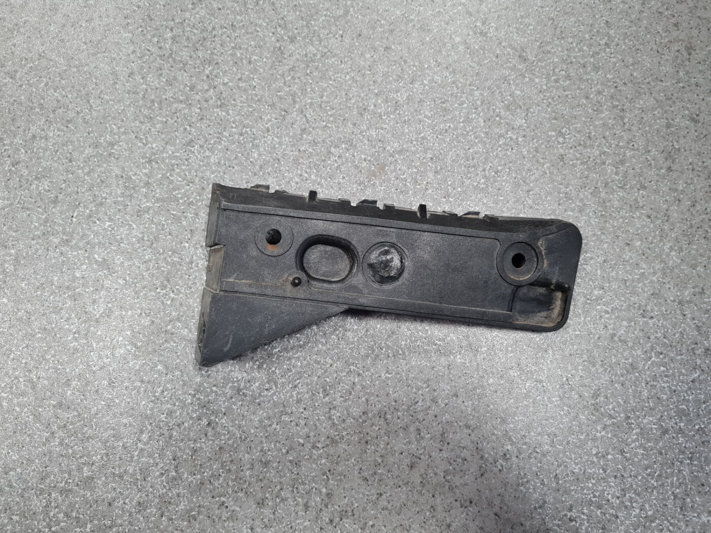 Priekšēja bufera kronšteins priekš AUDI A4 2001 SEDAN 4 Priekšēja bufera kronšteins priekš AUDI A4 2001 SEDAN