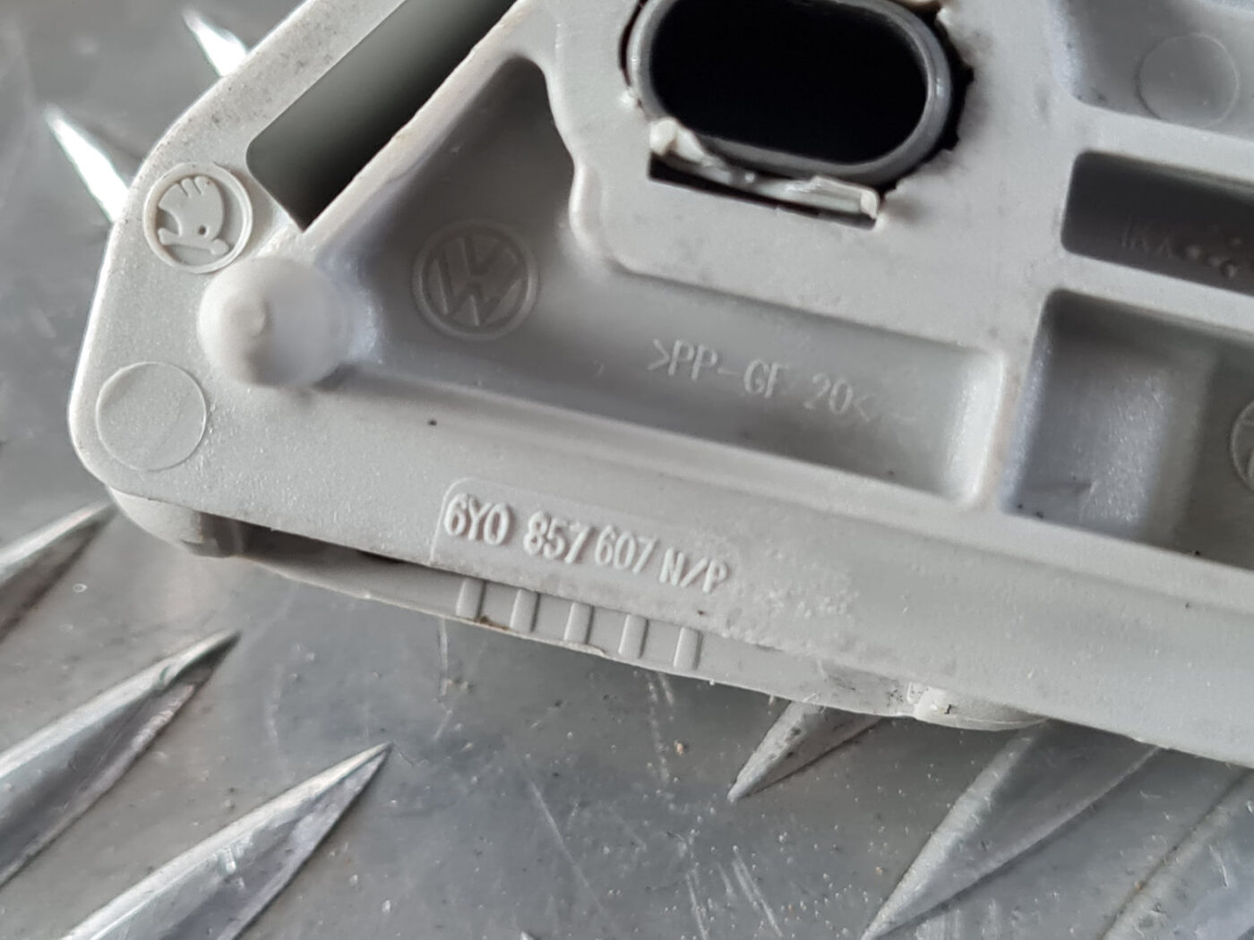 Salona rokturis griestos priekš ŠKODA OCTAVIA 2007 4 Salona rokturis griestos priekš ŠKODA OCTAVIA 2007