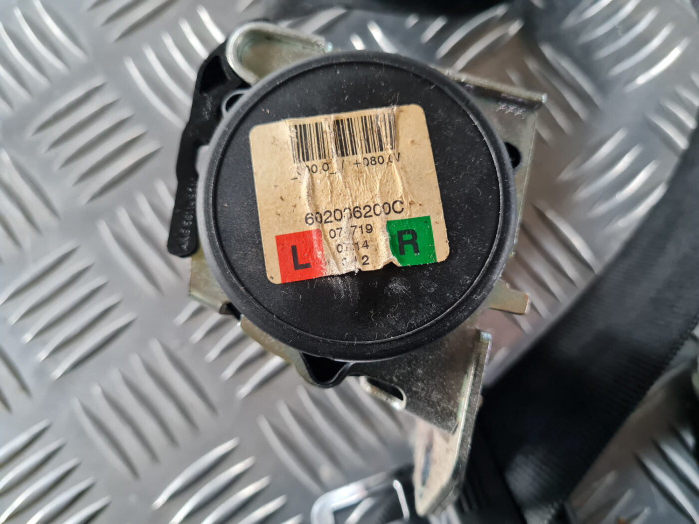 Aizmugurējā labā drošības josta priekš ŠKODA OCTAVIA 2007 4 Aizmugurējā labā drošības josta priekš ŠKODA OCTAVIA 2007