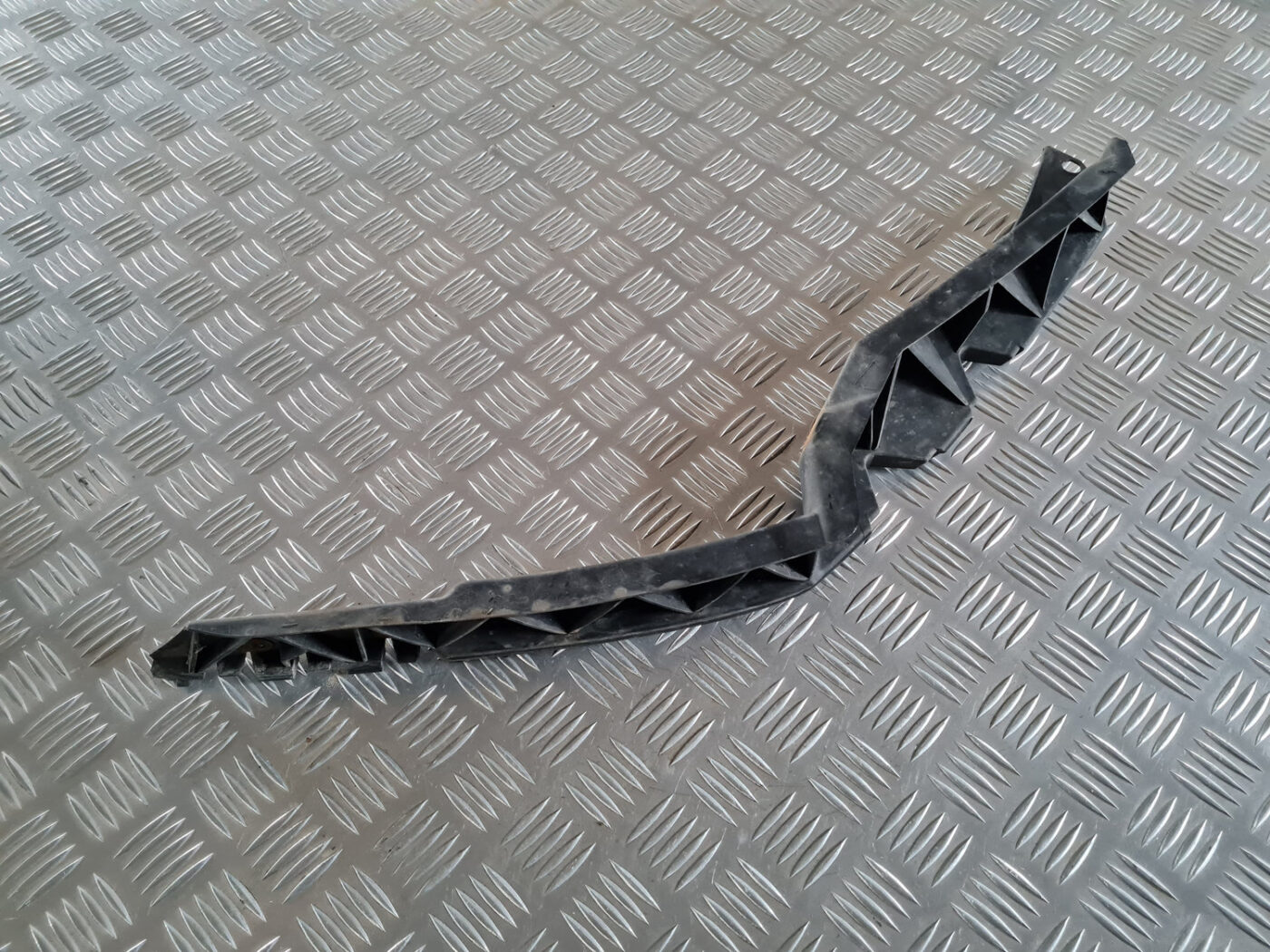 Priekšēja bufera kronšteins priekš ŠKODA OCTAVIA 2007 6 Priekšēja bufera kronšteins priekš ŠKODA OCTAVIA 2007