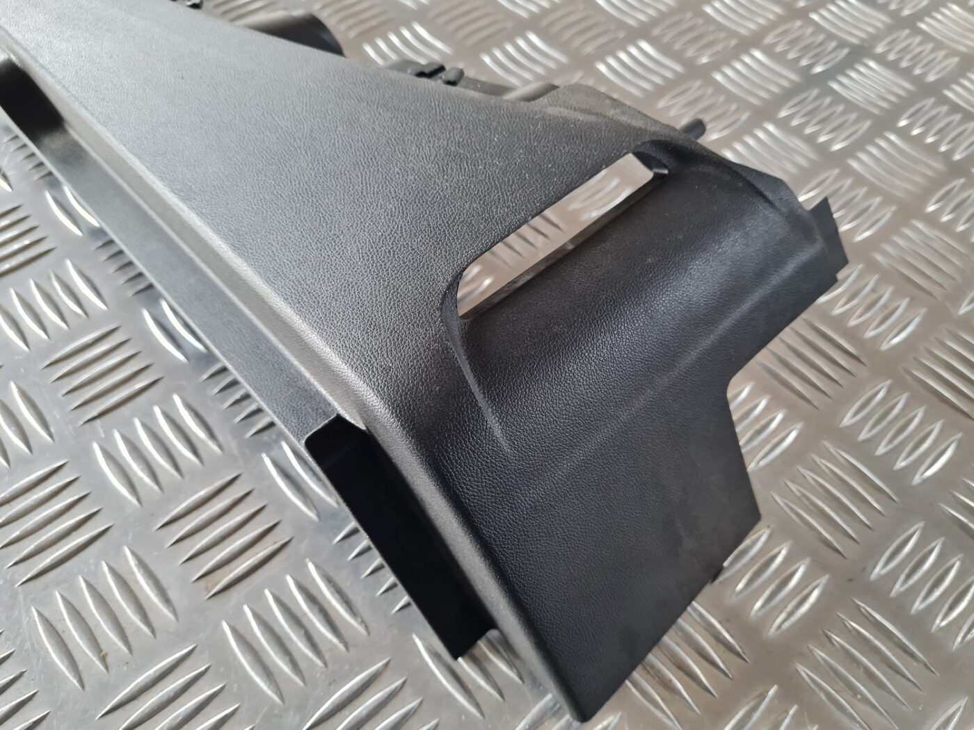 Aizmugures plaukta turētājs priekš ŠKODA OCTAVIA 2007