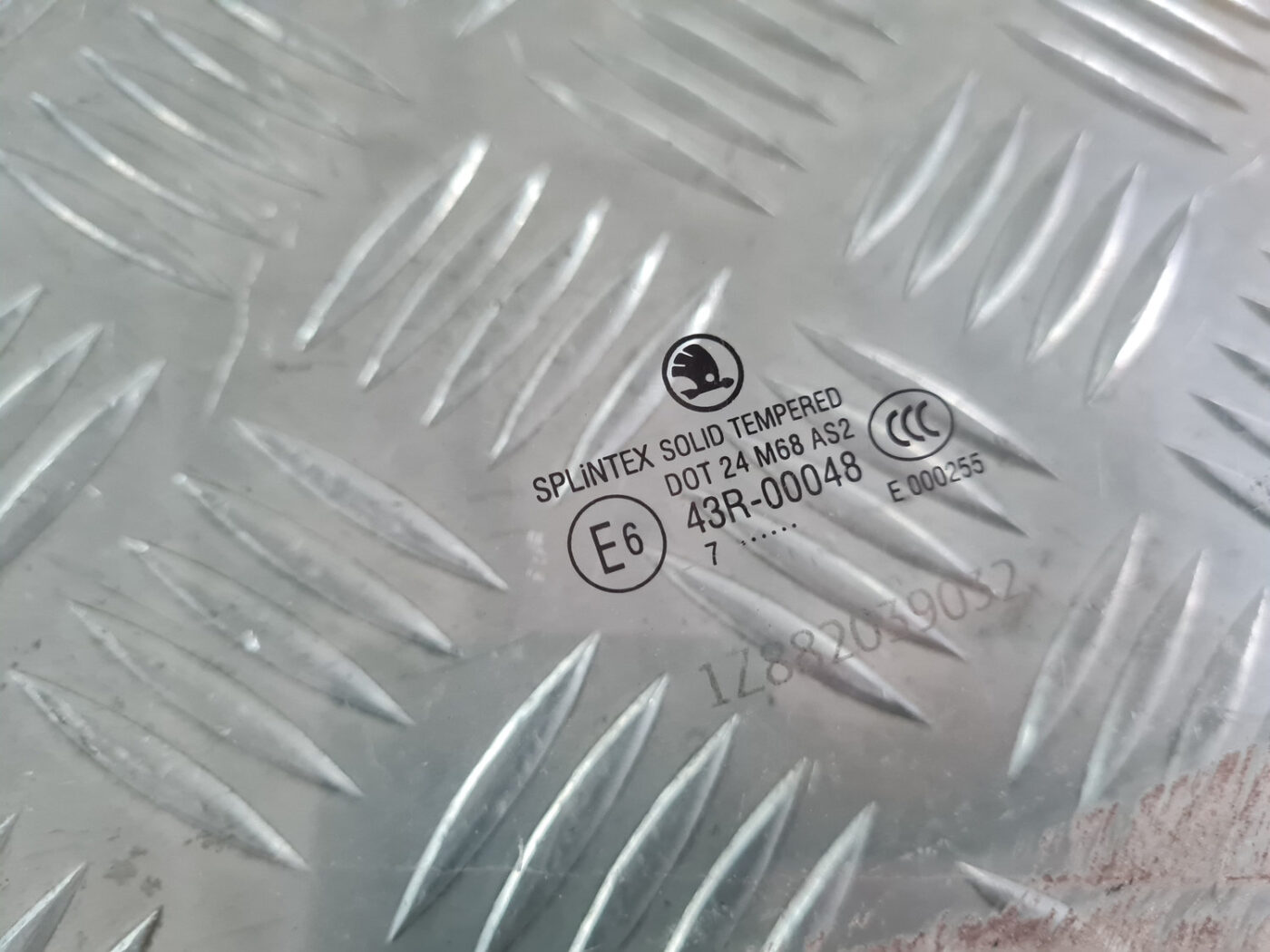 Priekšējo kreiso durvju stikls priekš ŠKODA OCTAVIA 2007