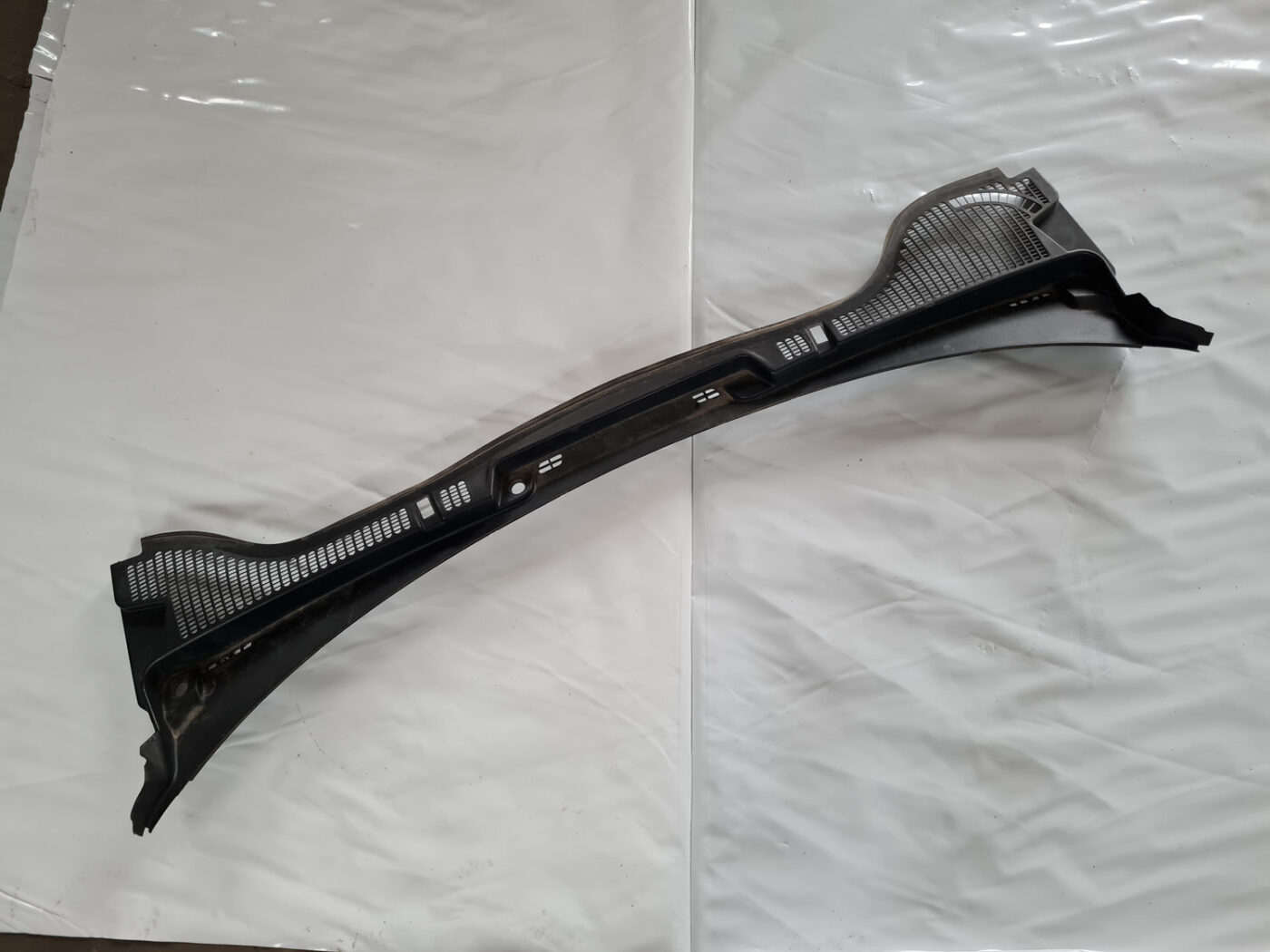 Vējstikla uzlikas (deflektora) režģis priekš ŠKODA OCTAVIA 2007 3 Vējstikla uzlikas (deflektora) režģis priekš ŠKODA OCTAVIA 2007