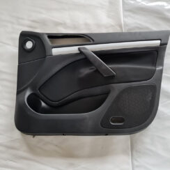 Priekšējo labo durvju apdare priekš ŠKODA OCTAVIA 2007