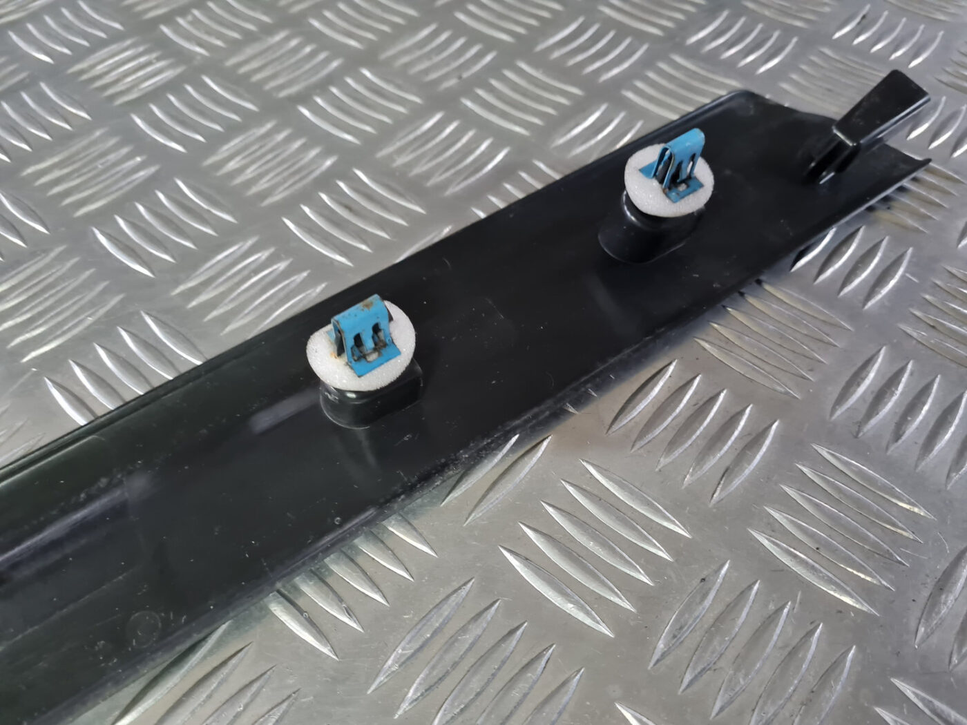 Sliekšņa priekšēja kreisa uzlika (salonā) priekš VOLVO XC 60 2009 4 Sliekšņa priekšēja kreisa uzlika (salonā) priekš VOLVO XC 60 2009