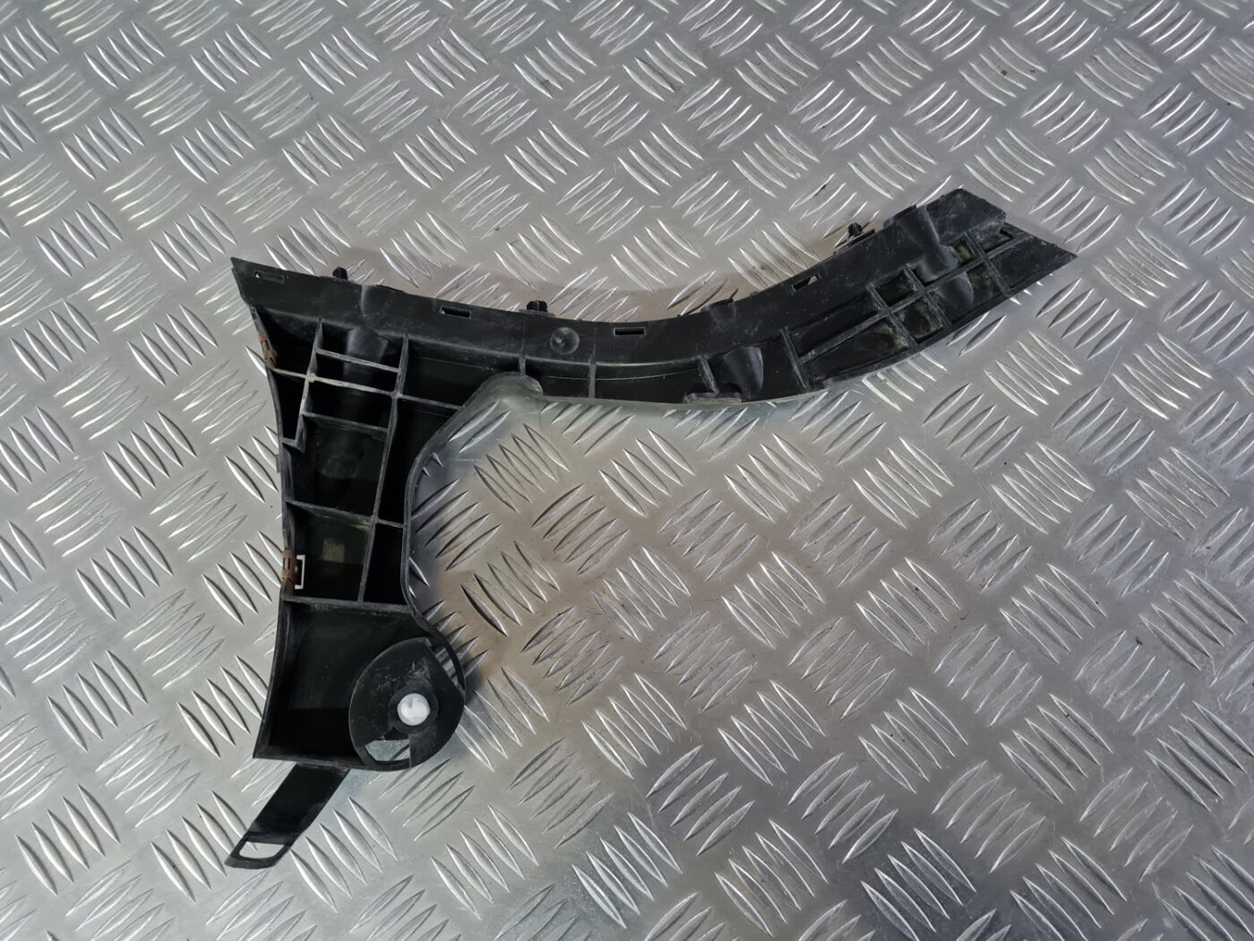 Aizmugurējā spārna un bufera stiprinājums priekš VOLVO XC 60 2009