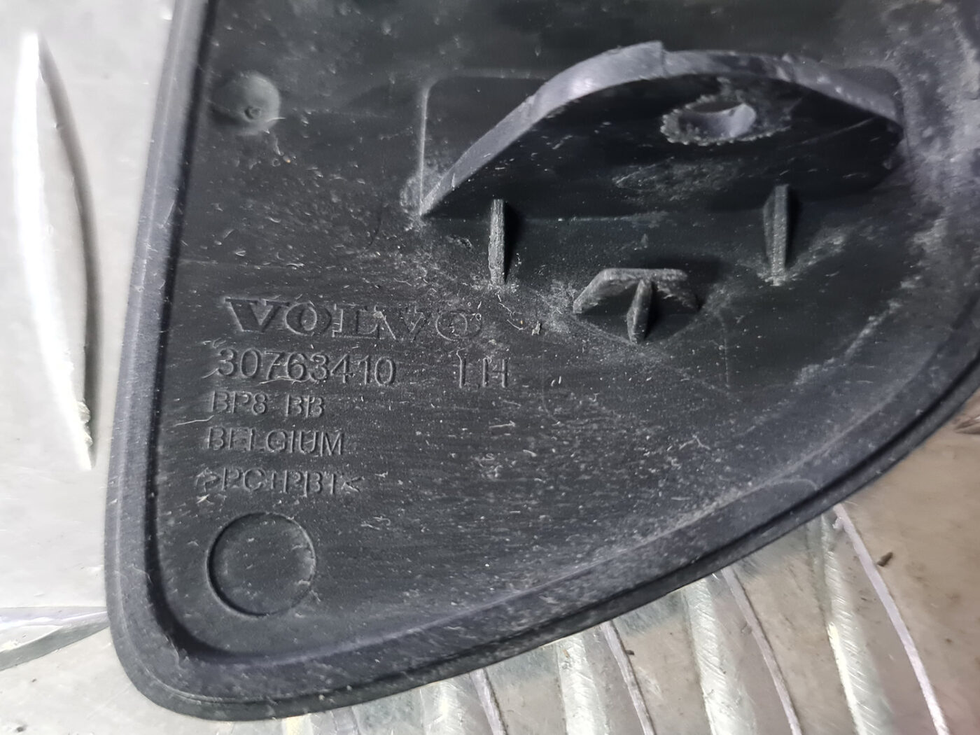 Lukturu mazgātāja sprauslas vāks priekš VOLVO XC 60 2009 3 Lukturu mazgātāja sprauslas vāks priekš VOLVO XC 60 2009