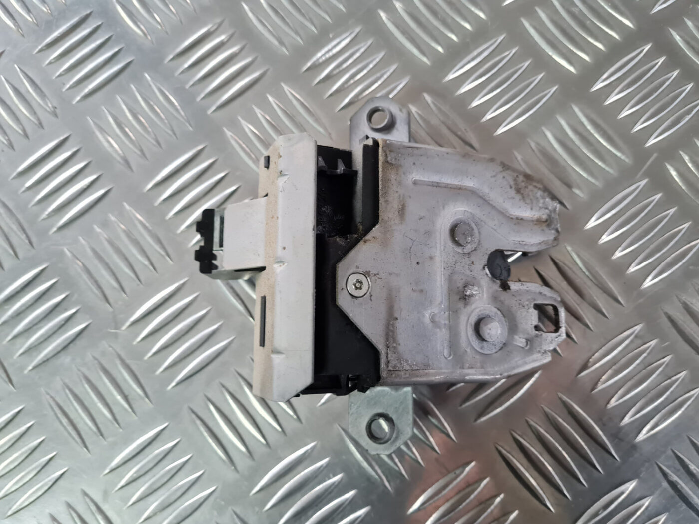 Bagāžnieka vāka slēdzene priekš VOLVO XC 60 2009