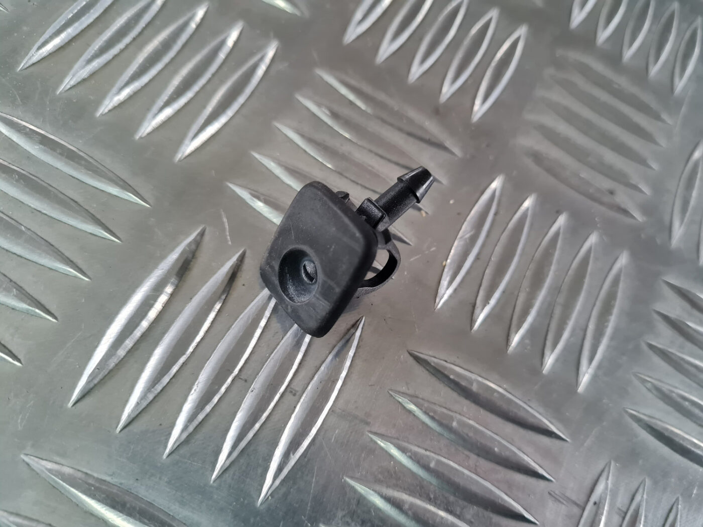 Aizmugurējā stikla mazgātāja sprausla priekš VOLVO XC 60 2009