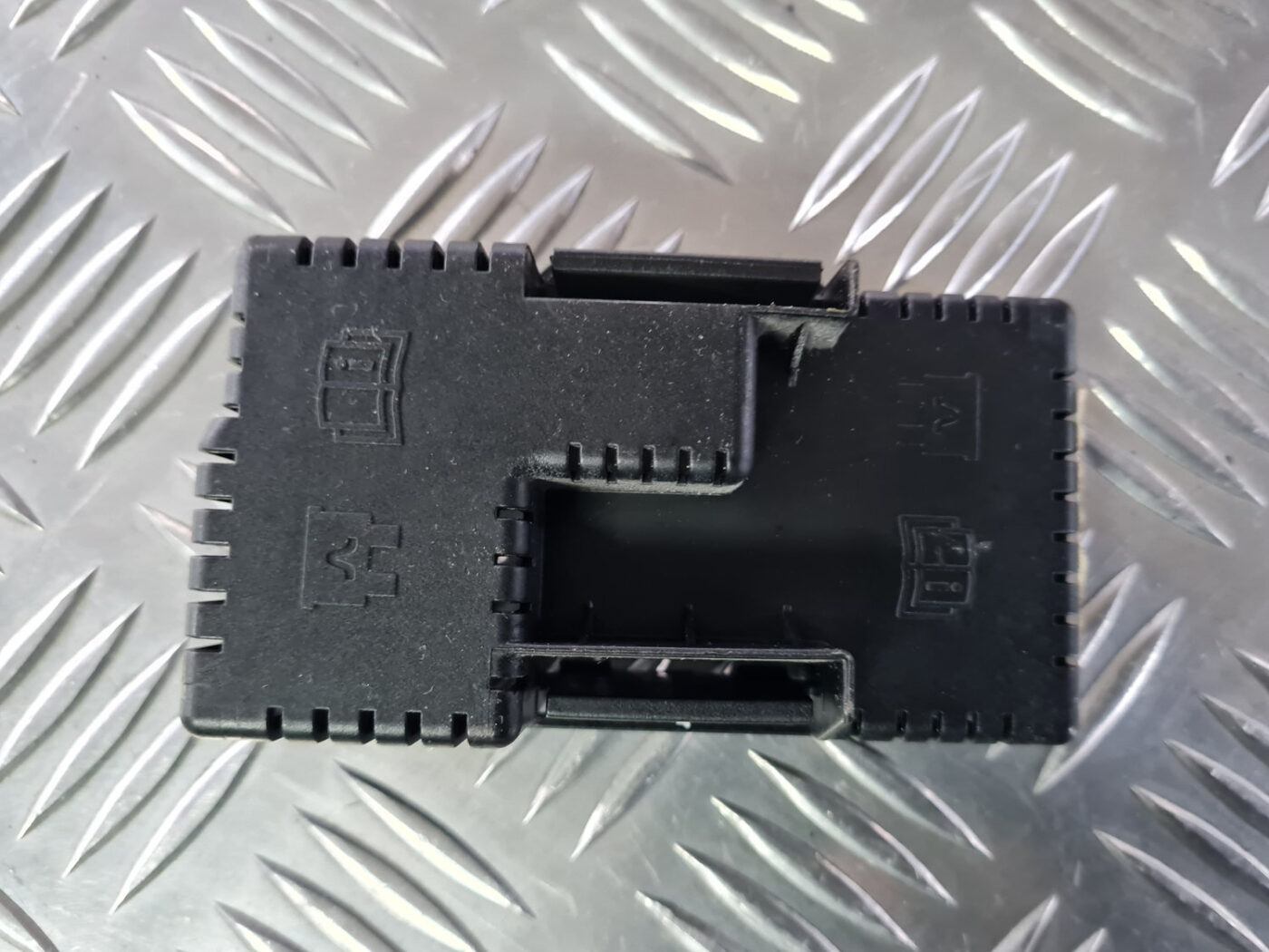 Drošinātāju kārbas korpusa vāks priekš VOLVO XC 60 2009