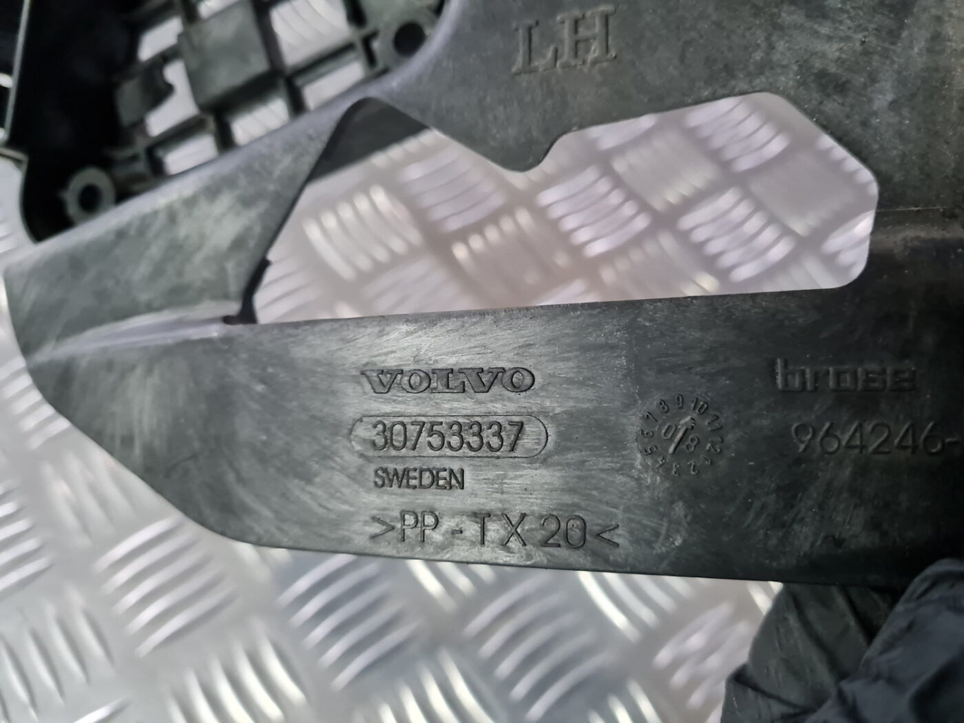 Durvju roktura iekšējais stiprinājums priekš VOLVO XC 60 2009