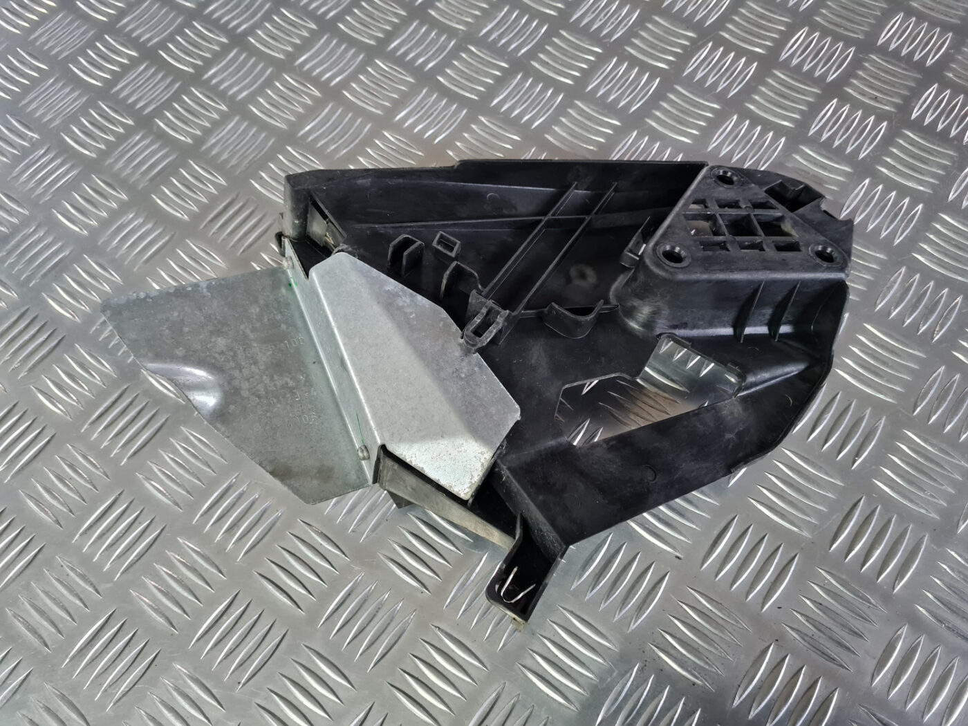 Durvju roktura iekšējais stiprinājums priekš VOLVO XC 60 2009