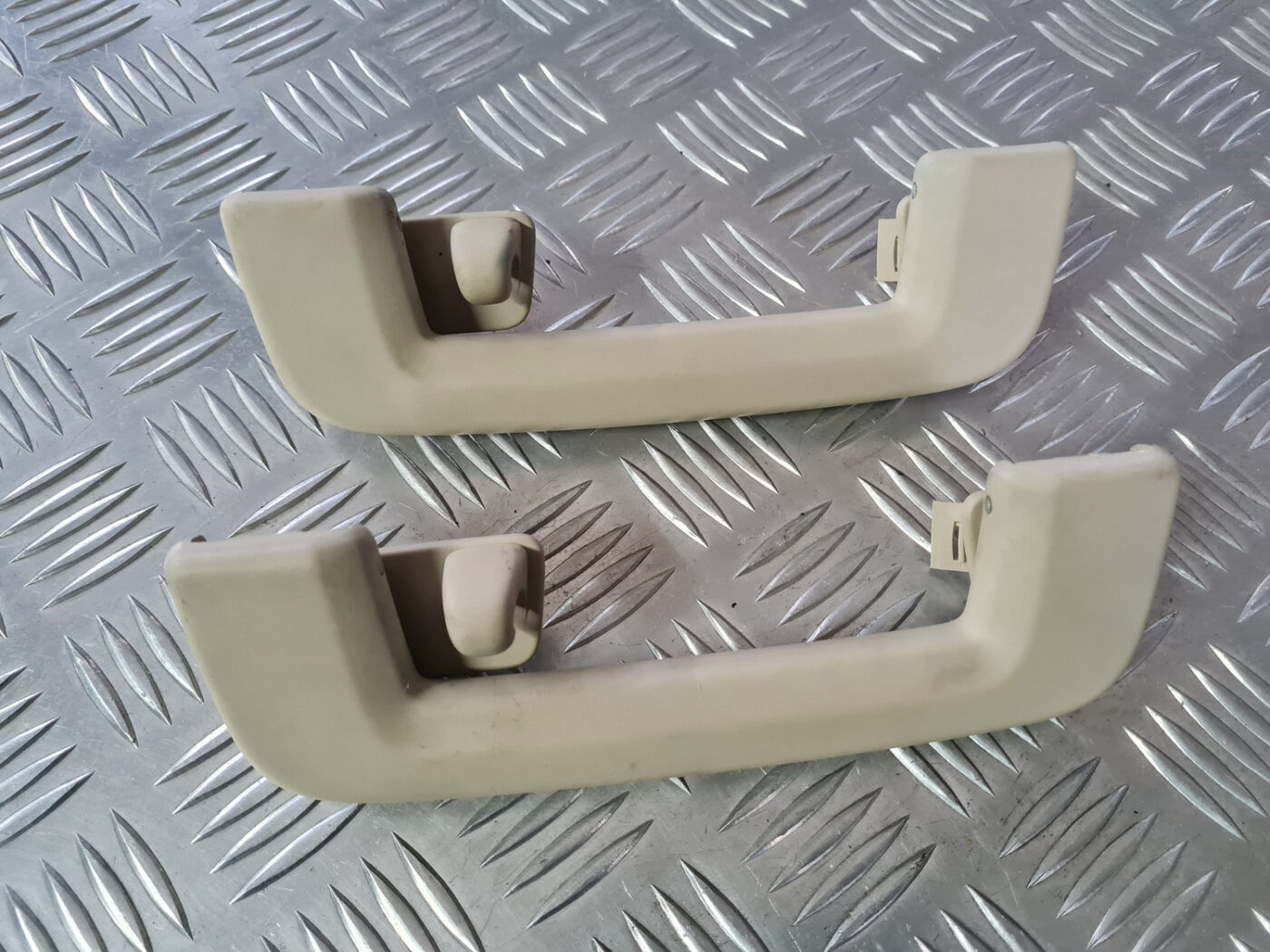 Salona rokturis griestos priekš VOLVO XC 60 2009 2 Salona rokturis griestos priekš VOLVO XC 60 2009