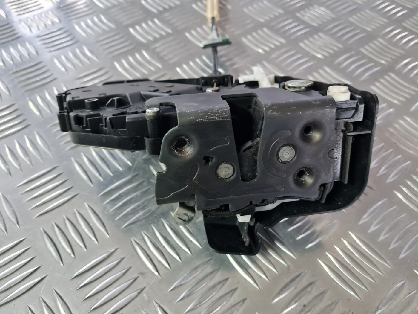 Aizmugurējo labo durvju slēdzene priekš VOLVO XC 60 2009