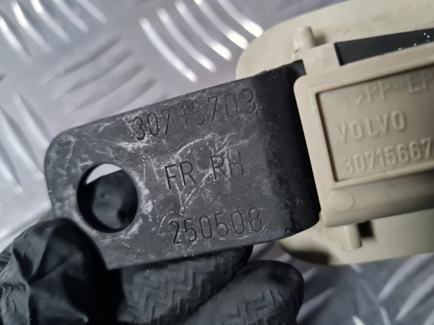 Salona āķis griestos priekš VOLVO XC 60 2009