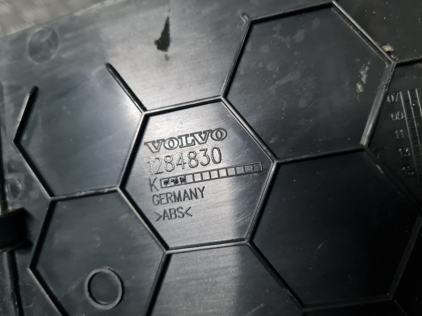 Centrālās konsoles (apdares) sānu panelis priekš VOLVO XC 60 2009 3 Centrālās konsoles (apdares) sānu panelis priekš VOLVO XC 60 2009