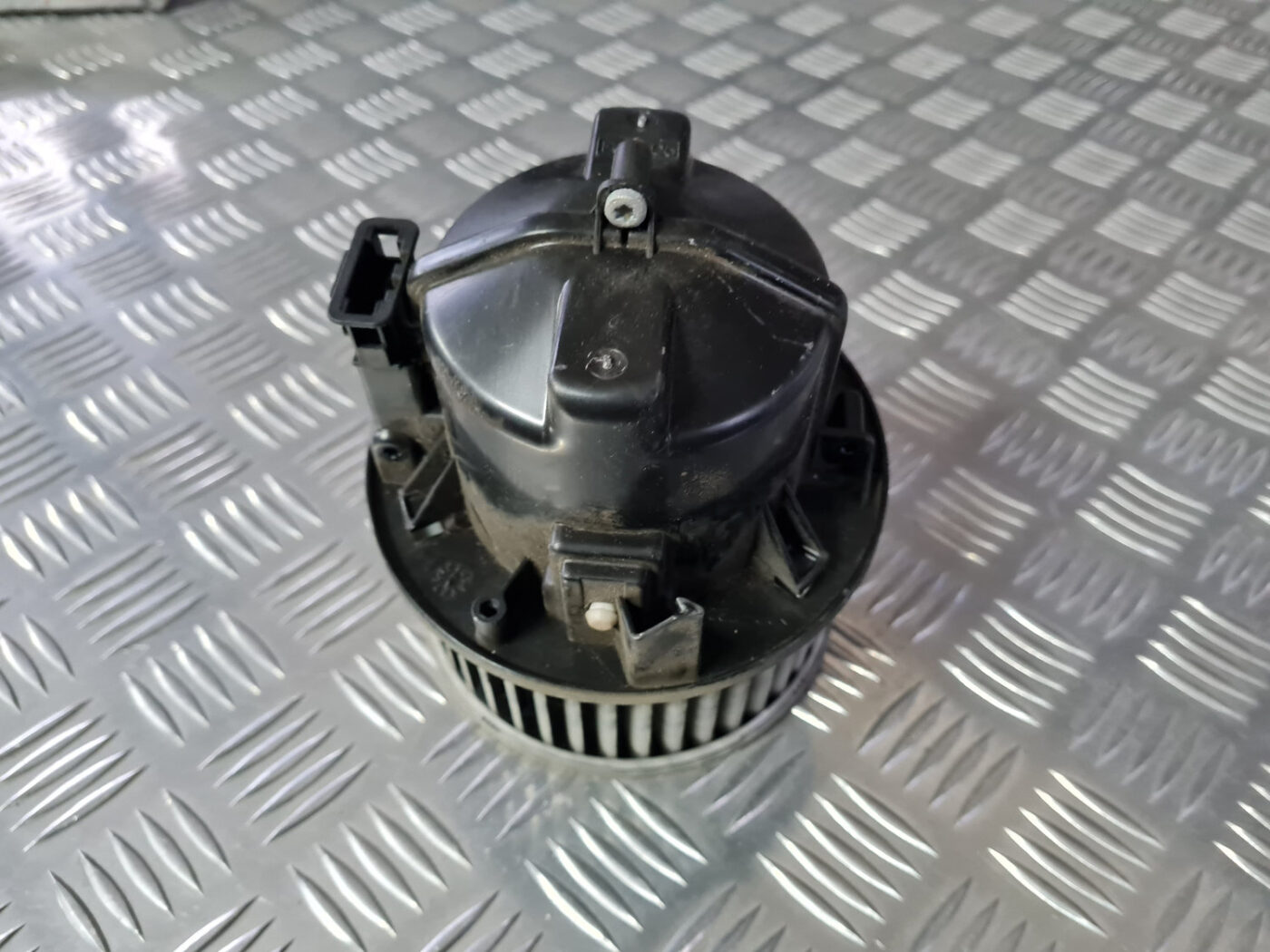 Salona ventilators priekš VOLVO XC 60 2009 7 Salona ventilators priekš VOLVO XC 60 2009