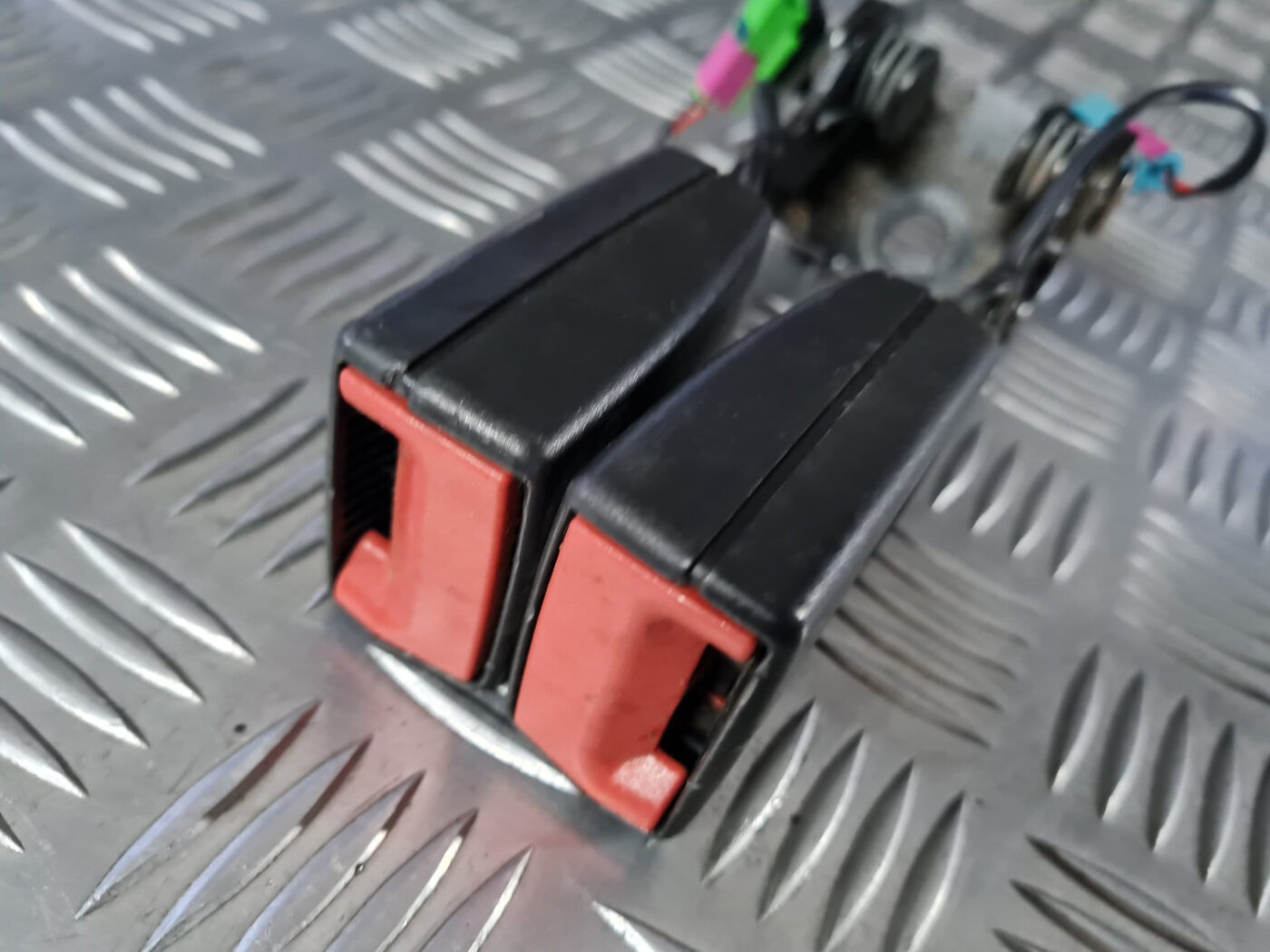 Aizmugurējā dubultā drošības jostas sprādze priekš VOLVO XC 60 2009