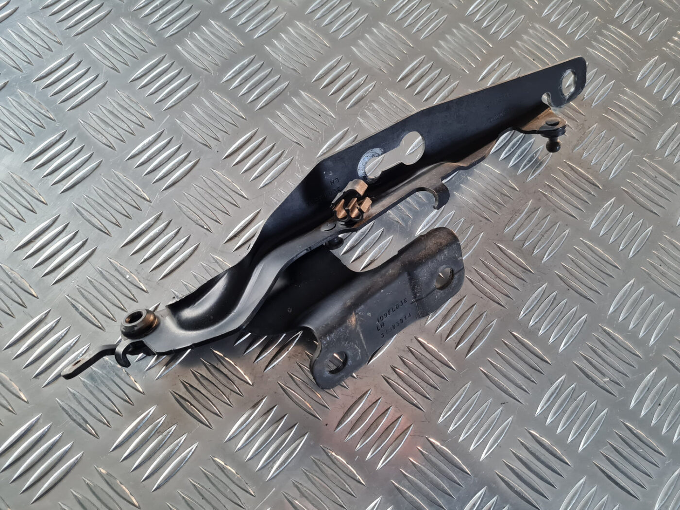 Pārsega eņģe, pa kreisi priekš VOLVO XC 60 2009