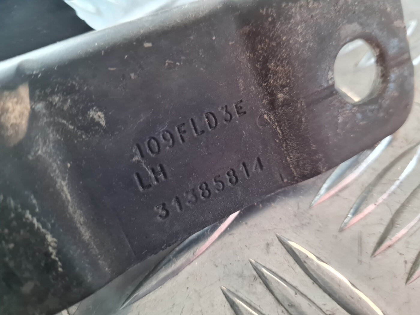 Pārsega eņģe, pa kreisi priekš VOLVO XC 60 2009