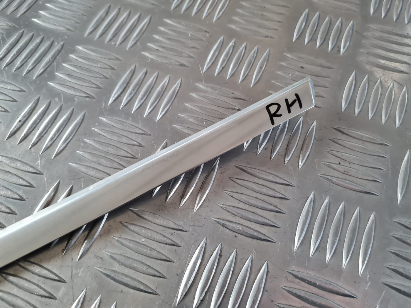 Aizmugurēja sānu stikla moldings priekš VOLVO XC 60 2009