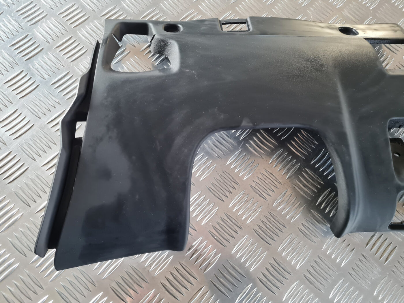 Mērinstrumentu paneļa apdare (zem stūres) priekš VOLVO XC 60 2009