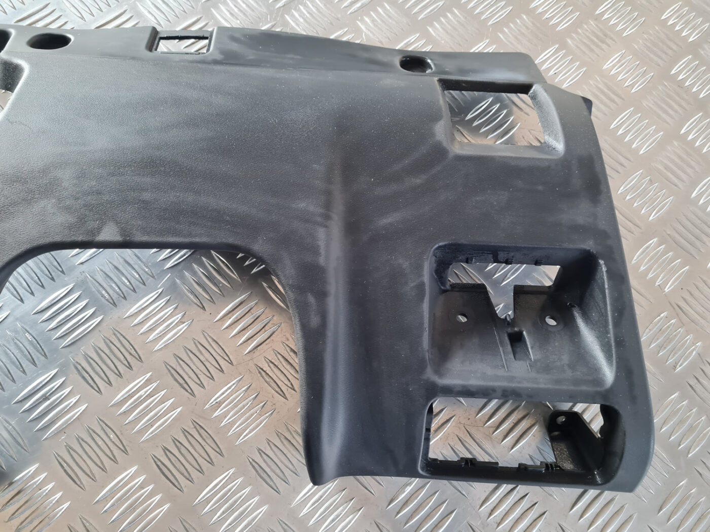 Mērinstrumentu paneļa apdare (zem stūres) priekš VOLVO XC 60 2009