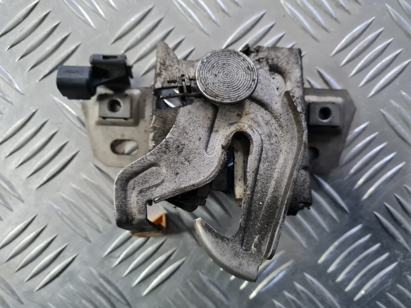 Pārsega slēdzene priekš VOLVO C30 2009 2 Pārsega slēdzene priekš VOLVO C30 2009