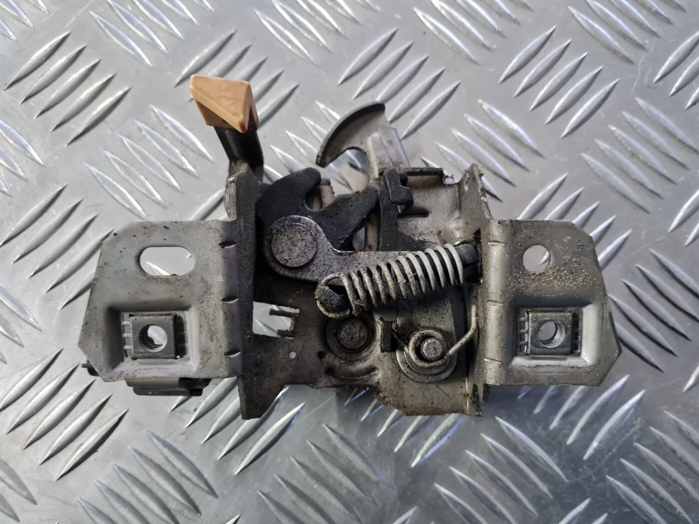 Pārsega slēdzene priekš VOLVO C30 2009 4 Pārsega slēdzene priekš VOLVO C30 2009