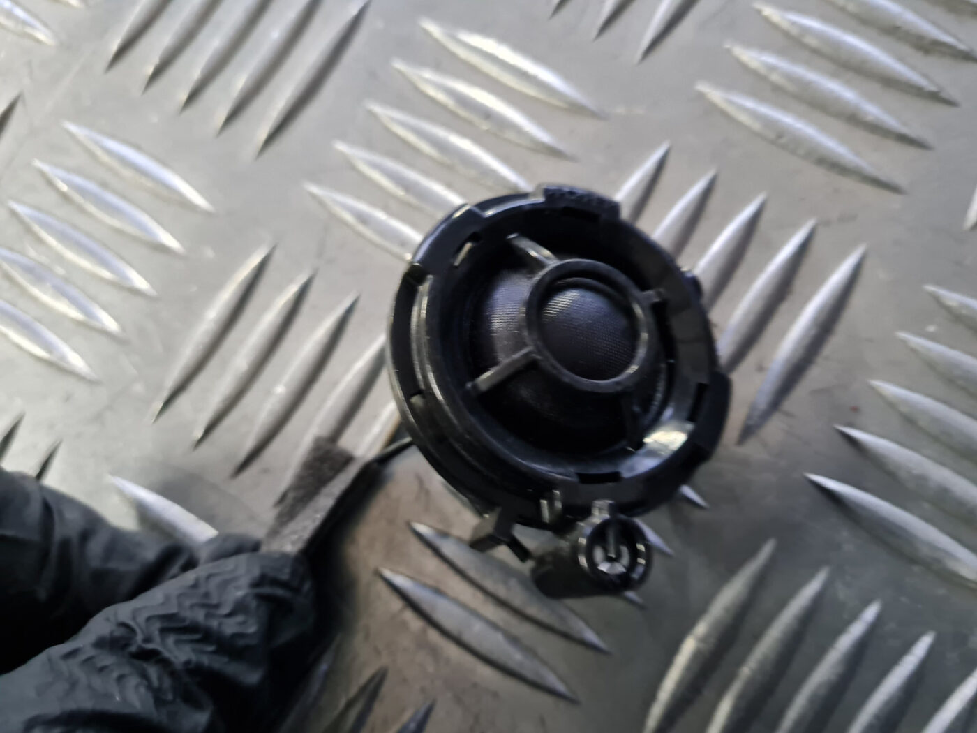 Durvju skaļrunis, augšā priekš VOLVO C30 2009 3 Durvju skaļrunis, augšā priekš VOLVO C30 2009