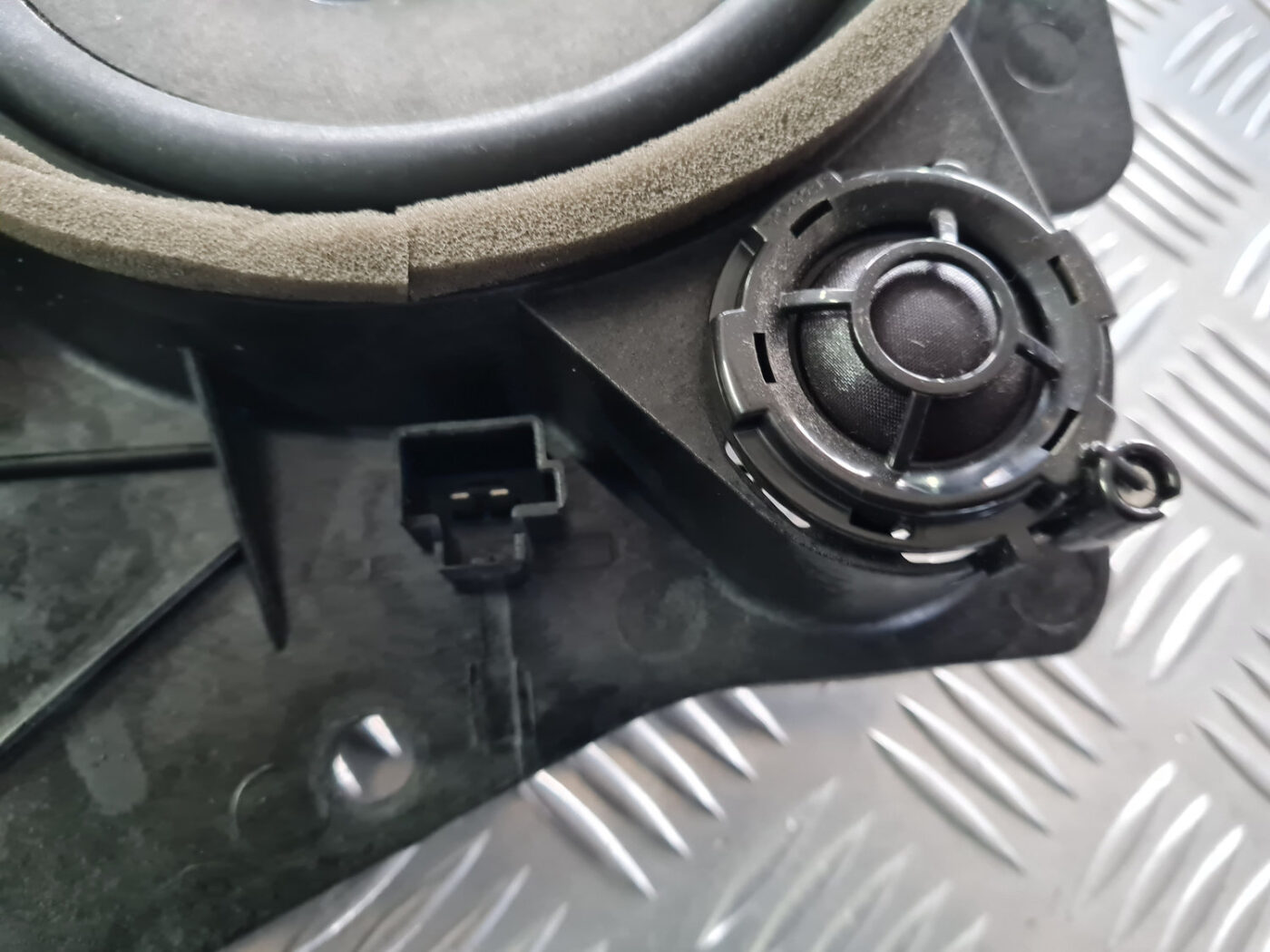 Durvju skaļrunis, apakšā priekš VOLVO C30 2009