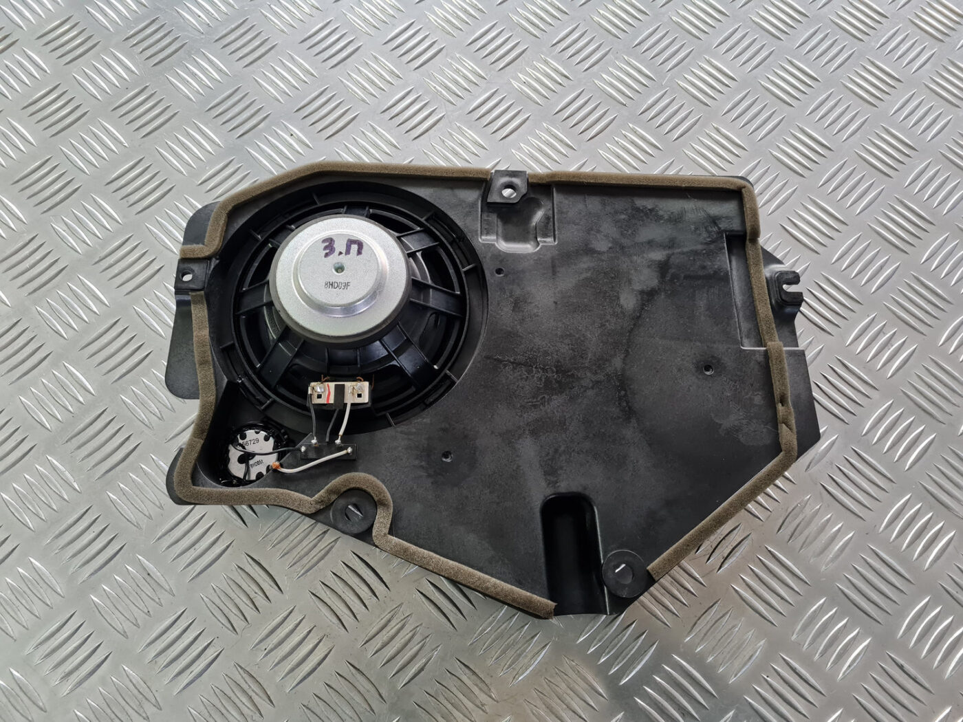 Durvju skaļrunis, apakšā priekš VOLVO C30 2009