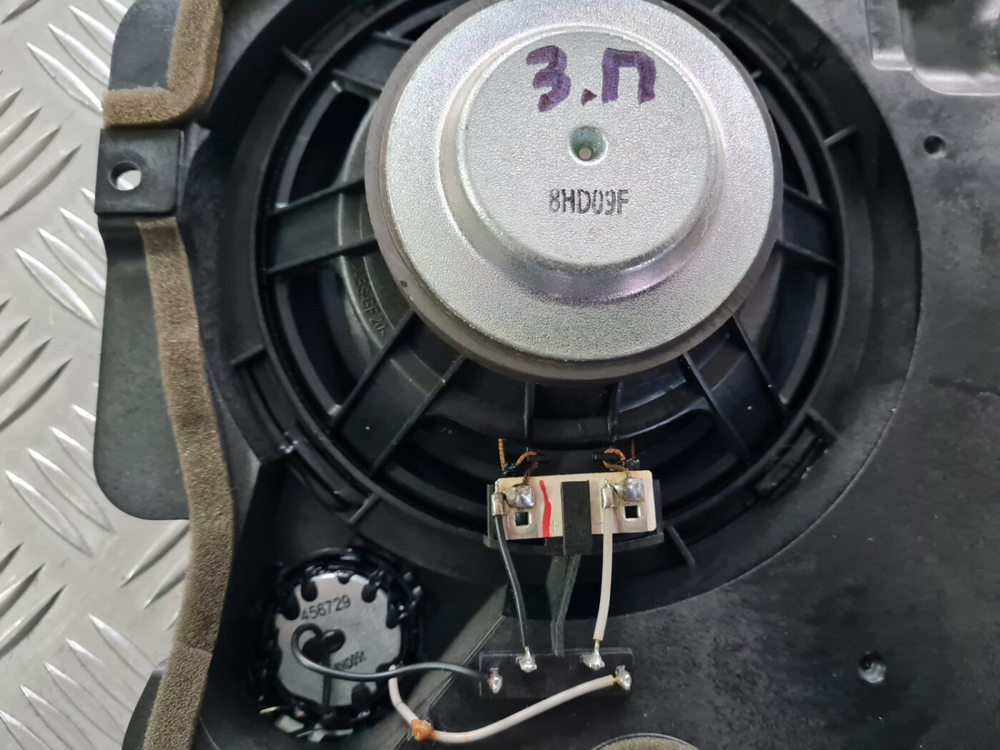 Durvju skaļrunis, apakšā priekš VOLVO C30 2009