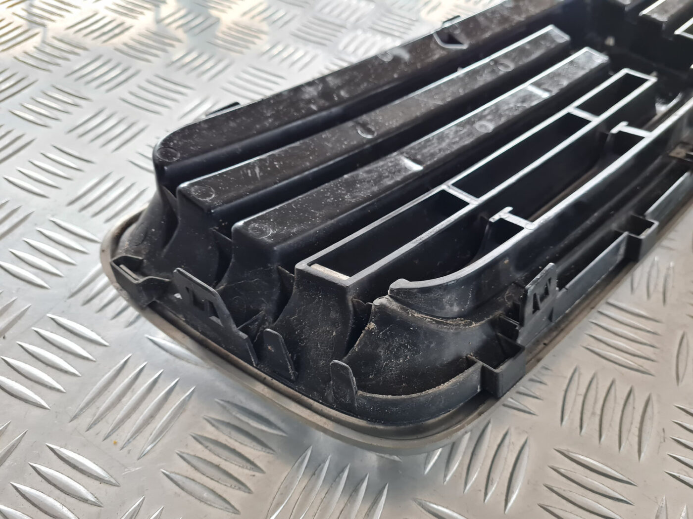 Bufera reste priekš VOLVO C30 2009 6 Bufera reste priekš VOLVO C30 2009