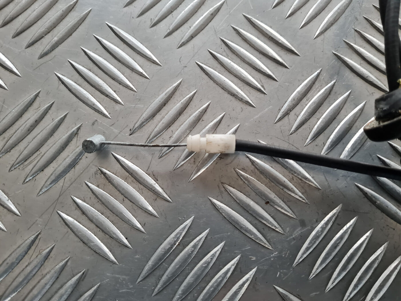 Pārsega slēdzenes trose priekš VOLVO C30 2009 2 Pārsega slēdzenes trose priekš VOLVO C30 2009