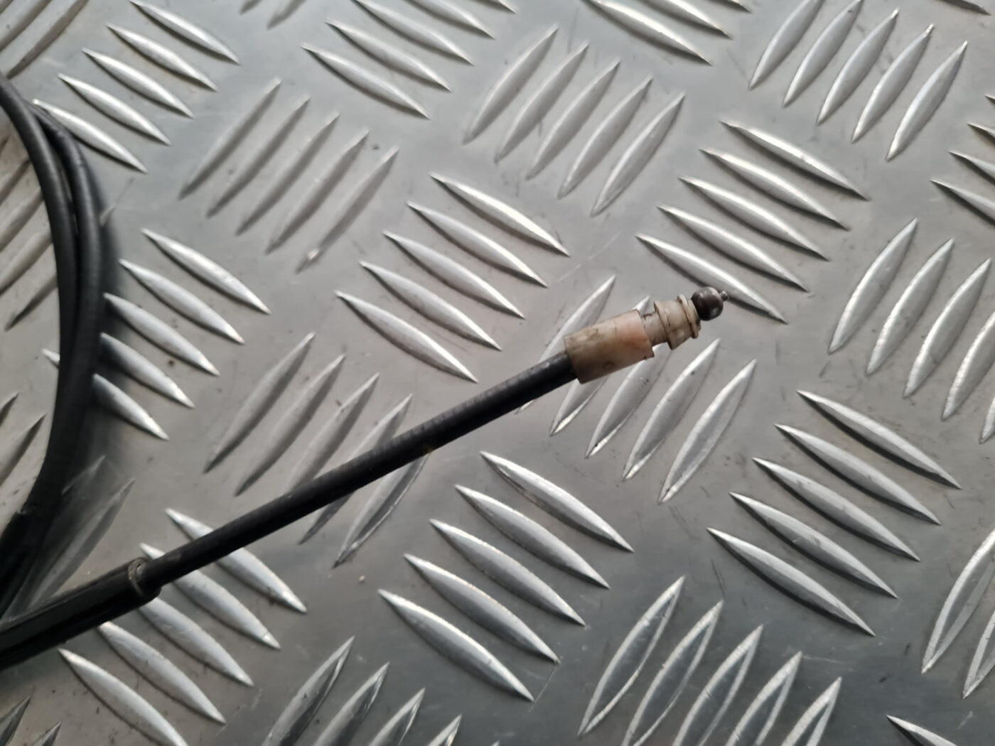 Pārsega slēdzenes trose priekš VOLVO C30 2009 4 Pārsega slēdzenes trose priekš VOLVO C30 2009