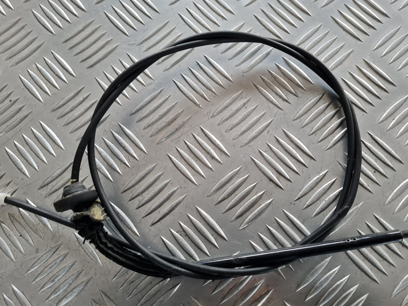 Pārsega slēdzenes trose priekš VOLVO C30 2009 3 Pārsega slēdzenes trose priekš VOLVO C30 2009