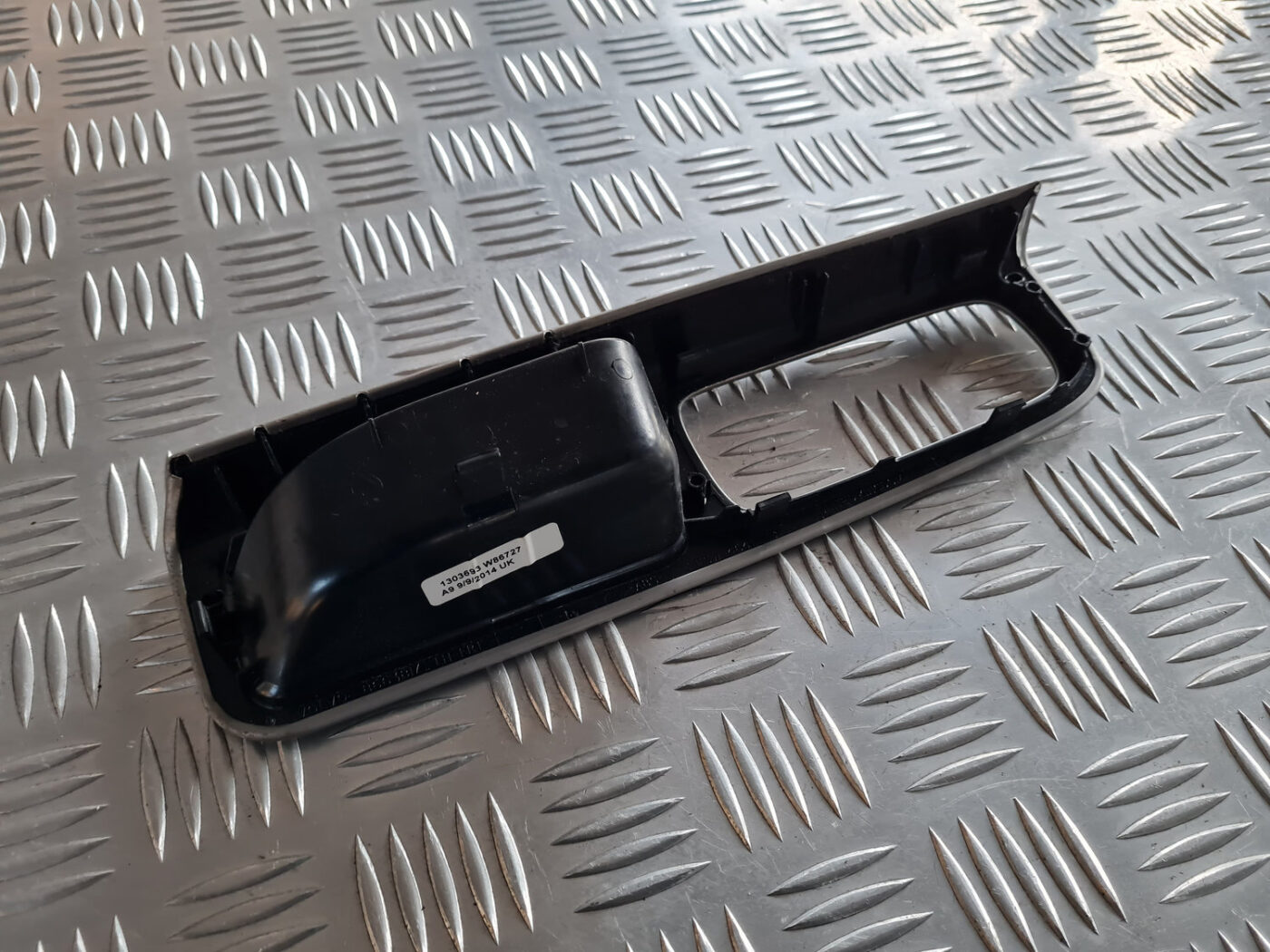 Durvju rokturu apdares uzlika (salonā) priekš VOLVO C30 2009 5 Durvju rokturu apdares uzlika (salonā) priekš VOLVO C30 2009