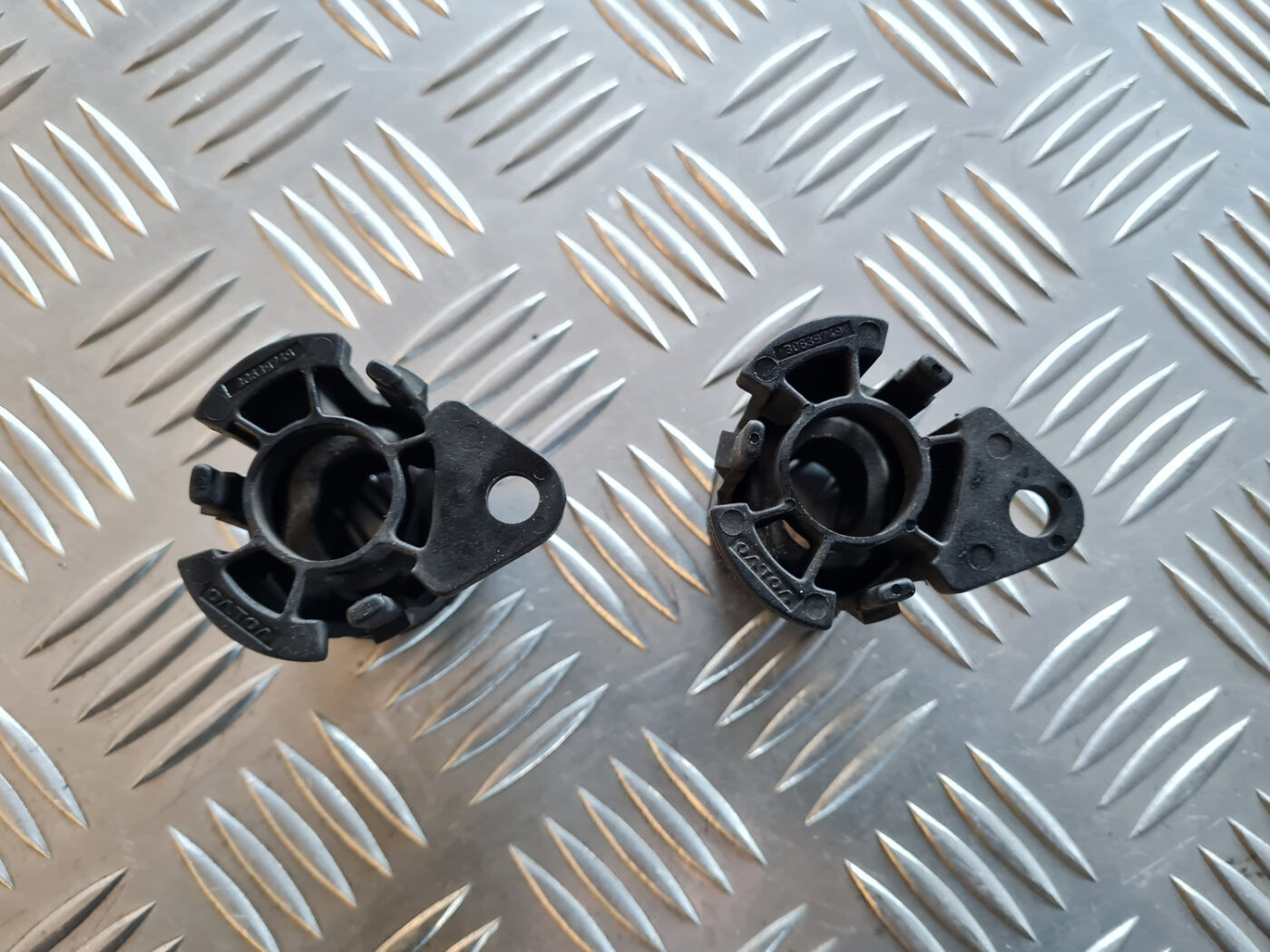 Radiatora kronšteins priekš VOLVO C30 2009