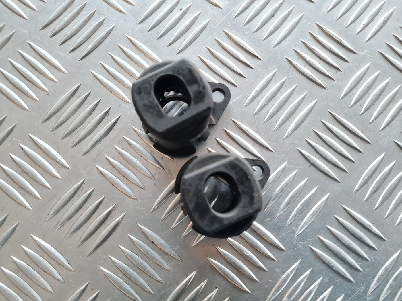 Radiatora kronšteins priekš VOLVO C30 2009