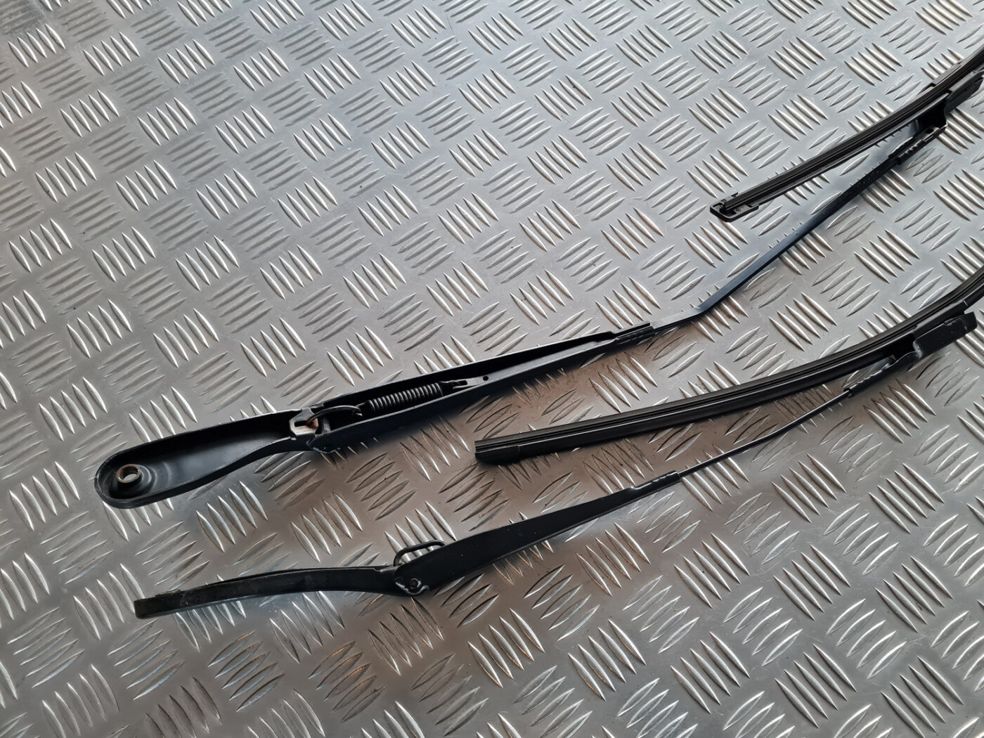 Vējstikla slotu turētāju komplekts priekš VOLVO C30 2009 8 Vējstikla slotu turētāju komplekts priekš VOLVO C30 2009