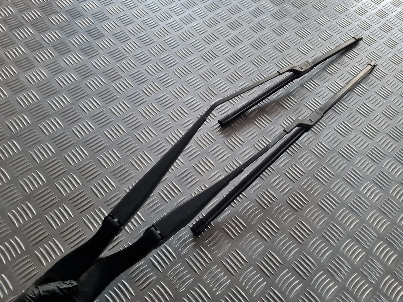 Vējstikla slotu turētāju komplekts priekš VOLVO C30 2009 7 Vējstikla slotu turētāju komplekts priekš VOLVO C30 2009