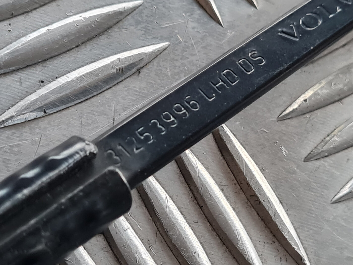 Vējstikla slotu turētāju komplekts priekš VOLVO C30 2009 4 Vējstikla slotu turētāju komplekts priekš VOLVO C30 2009