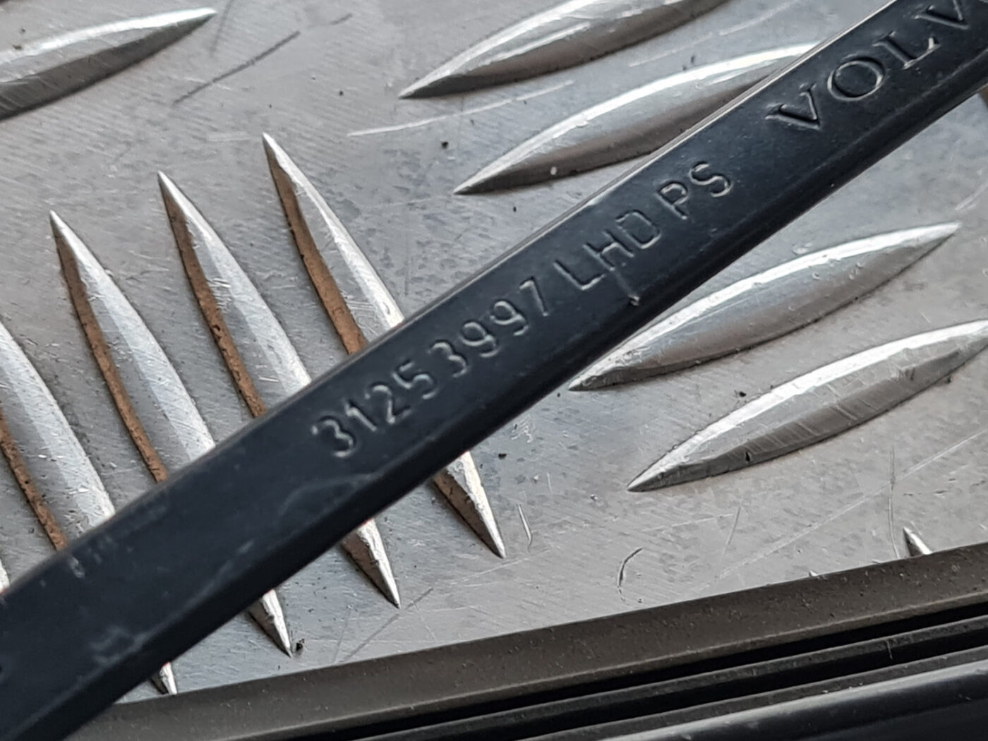 Vējstikla slotu turētāju komplekts priekš VOLVO C30 2009 3 Vējstikla slotu turētāju komplekts priekš VOLVO C30 2009