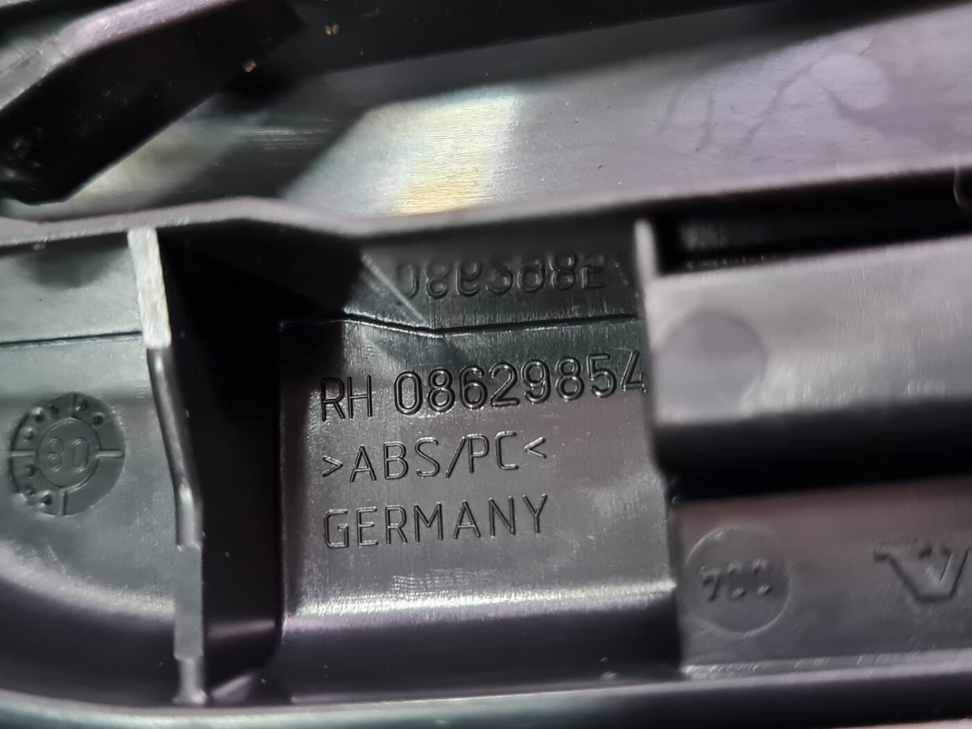 Priekšējā labā sēdekļa sliežu apdare priekš VOLVO C30 2009