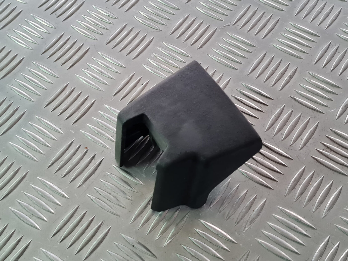 Priekšējā kreisā sēdekļa sliežu apdare priekš VOLVO C30 2009 2 Priekšējā kreisā sēdekļa sliežu apdare priekš VOLVO C30 2009