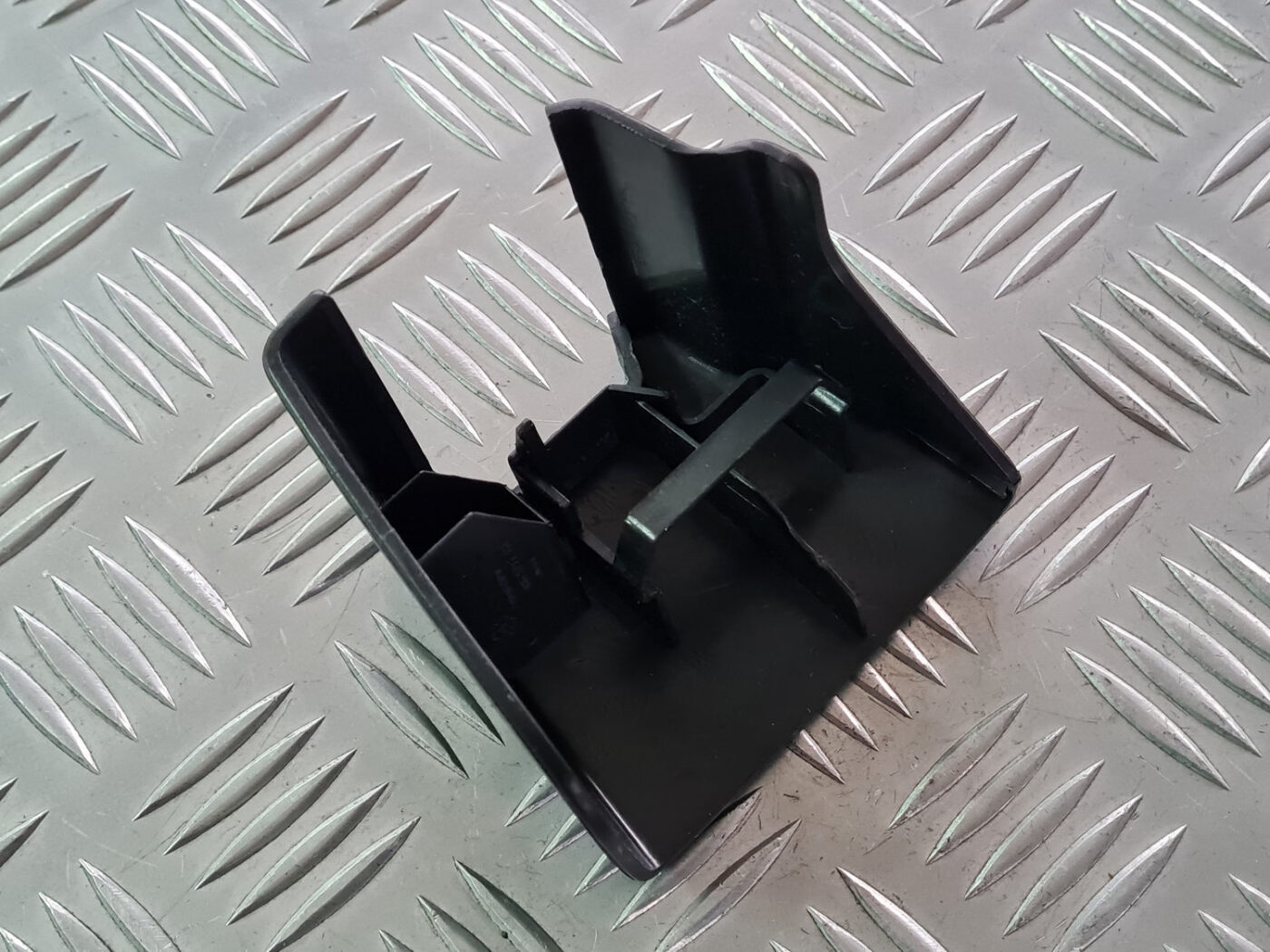 Priekšējā kreisā sēdekļa sliežu apdare priekš VOLVO C30 2009 4 Priekšējā kreisā sēdekļa sliežu apdare priekš VOLVO C30 2009