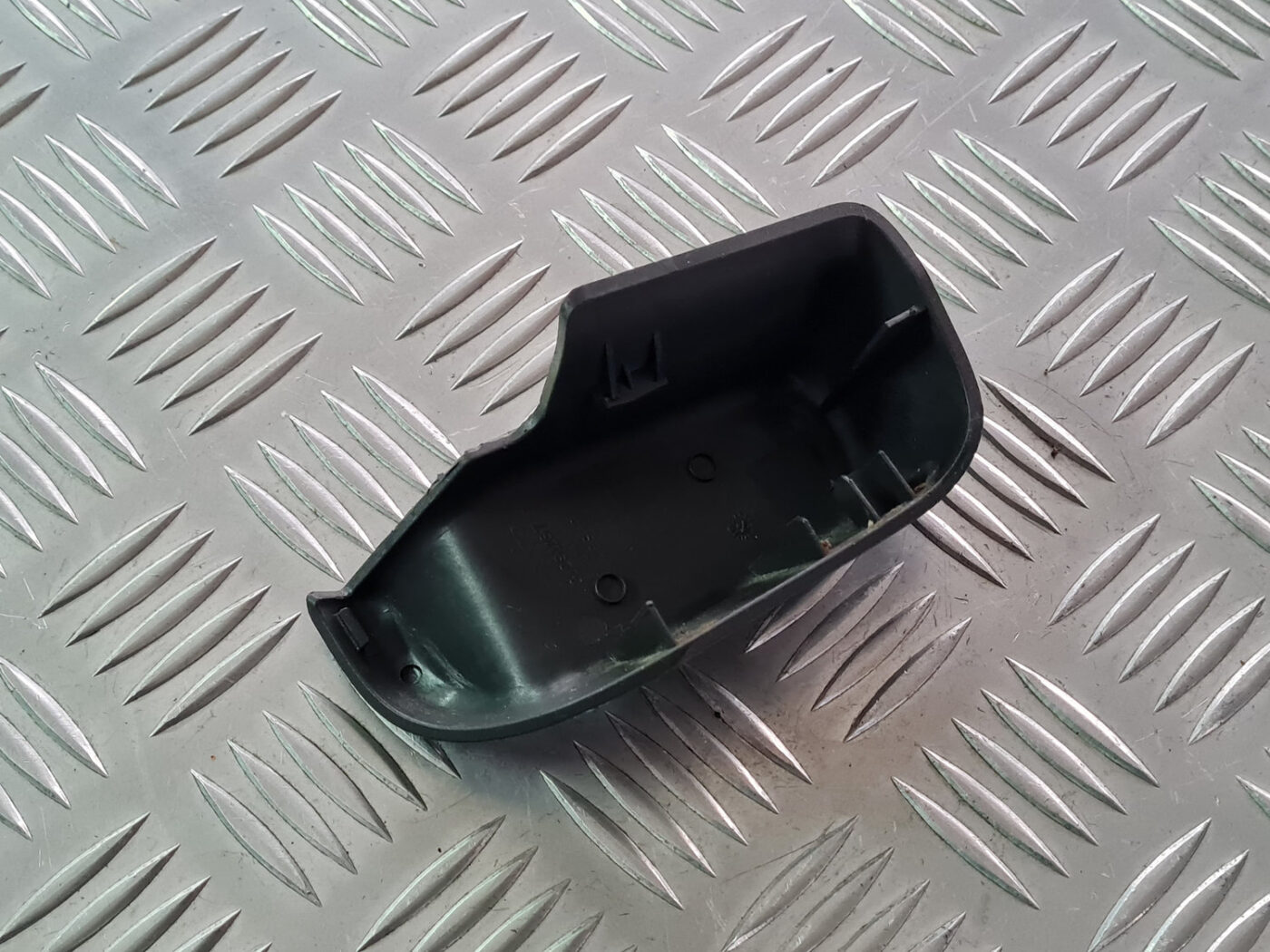 Priekšējā labā sēdekļa sliežu apdare priekš VOLVO C30 2009 2 Priekšējā labā sēdekļa sliežu apdare priekš VOLVO C30 2009